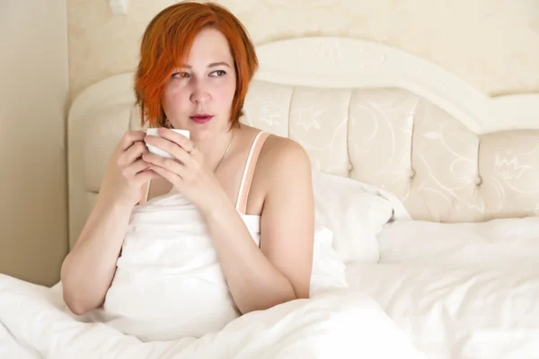 Donna in letto matrimoniale Vintage bere caffè del mattino — Foto Stock