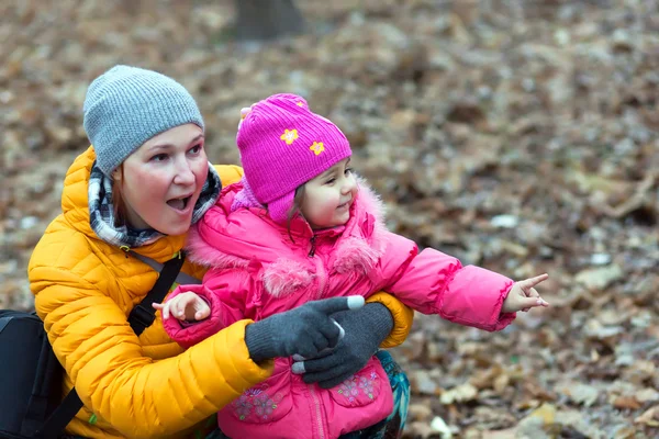 Mor och dotter sitter i skogen och tittar på levande natur — Stockfoto