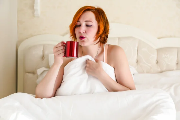 Donna in letto matrimoniale Vintage bere caffè del mattino — Foto Stock