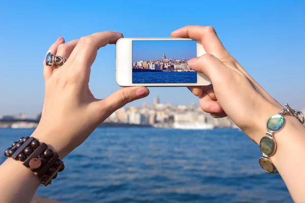 Mujer tomando fotos con el teléfono de la cámara en la ciudad de Estambul —  Fotos de Stock