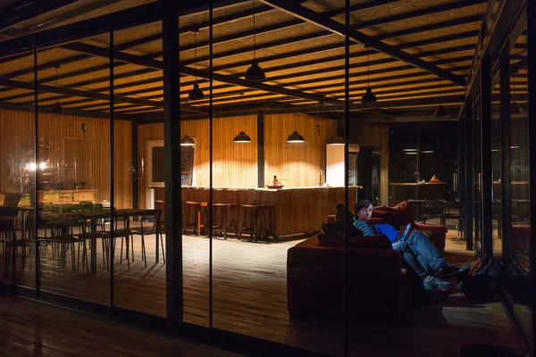 Reception vuota dell'hotel Scrivania di notte e persone sedute sul divano — Foto Stock
