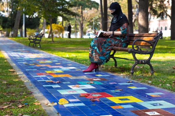 Feuilles automnales sur ruelle colorée au parc et au Moyen-Orient Femme — Photo