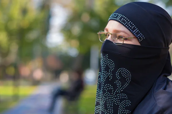 Portret van intellectuele Oost-vrouw in traditionele kleding — Stockfoto