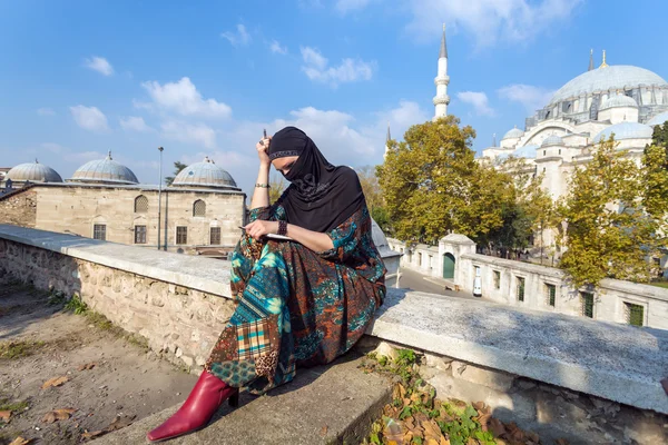 Pensively дивлячись близькосхідної дами сиділи в парку — стокове фото