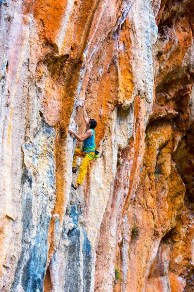 Mature Rock Climber ascending steep colorful rocky Wall Lead Climbing — Stock Photo, Image