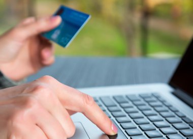 Giren kişinin elleri kredi kartı veri üstünde Laptop