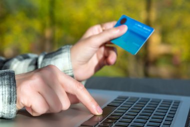 Giren kişinin elleri kredi kartı veri üstünde Laptop