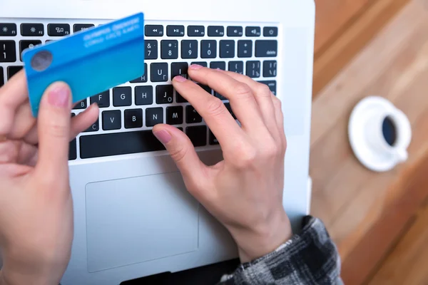 Руки людини, що входить в кредитну картку Дані на ноутбуці — стокове фото