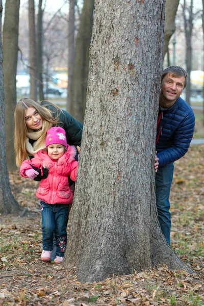 Jovem Família Mãe Pai Pequeno Bebê brincando em — Fotografia de Stock