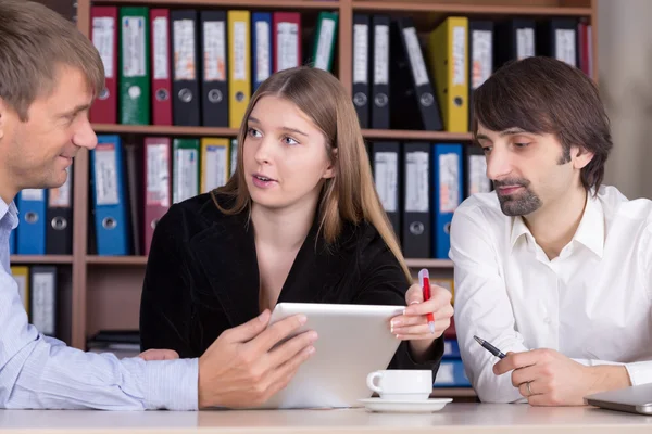 Affärsmöte med tabletten presentation och diskussion — Stockfoto