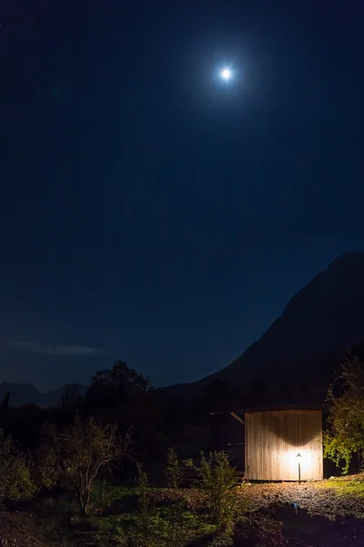 Bungalow de madeira rural à noite em montanhas — Fotografia de Stock