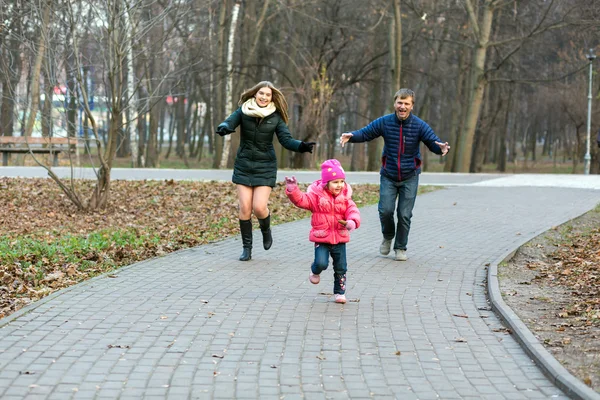 Молодая семья Мать-отец Маленький ребенок играет в парке — стоковое фото