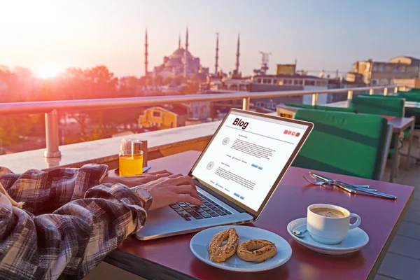 Persona in viaggio che lavora sul computer portatile al Cafe — Foto Stock