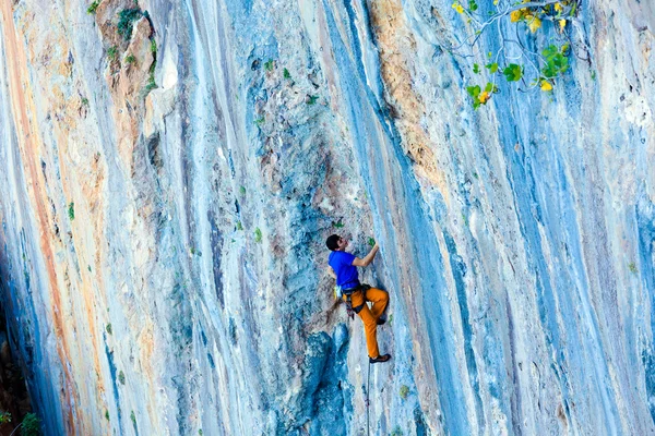 明るい明るいオレンジ青いロック パターンおよび登山者 — ストック写真