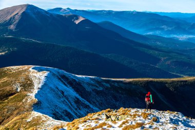 Dağ uçurumun sisli tepeler üzerinde kalan Hiker gövdesini yığılmış