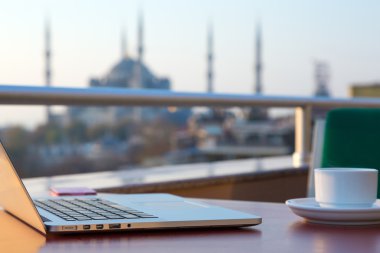 Dizüstü bilgisayar ve telefon Hipster seyahat kahvaltı masası