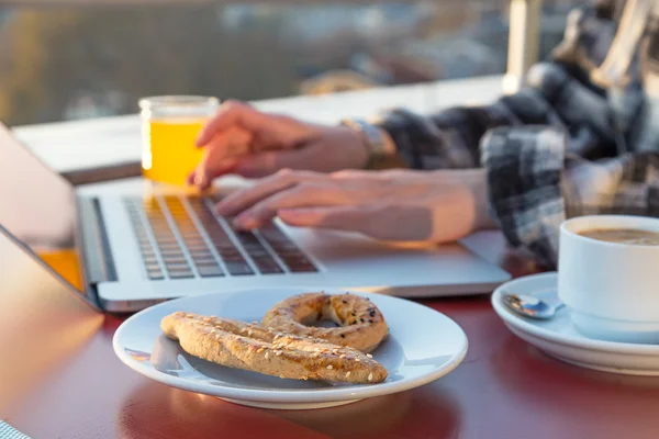 Freelancer Mujer vestida casual Persona en el escritorio de madera desayuno de trabajo —  Fotos de Stock