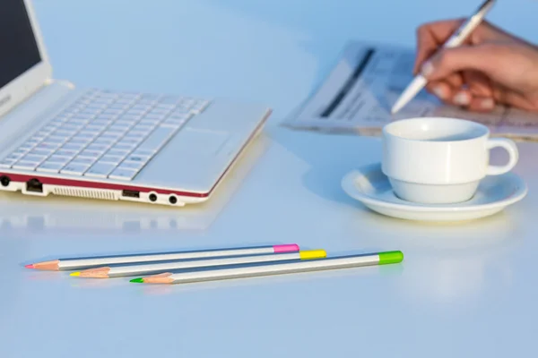 Winkelansicht des Arbeitsplatzes mit Laptop-Farbstiften und Wirtschaftszeitung — Stockfoto