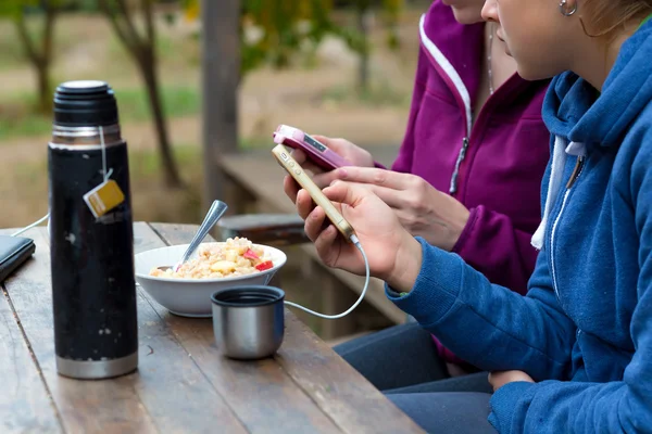 Rural vacation Scene Two People Breakfast and Gadgets — Stok fotoğraf