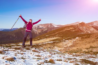 Mutlu dağlar manzarada Hiker zafer kollarını kaldırdı