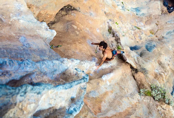 Vue du dessus de Rock Climber sur le mur vertical orange — Photo