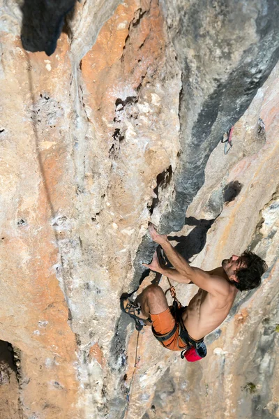 Альпинист пытается удержаться в последних попытках избежать глубокого падения — стоковое фото