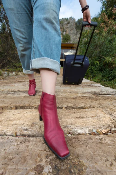 Person walking wooden bridge pulling Travel Suitcase Shoes Close Up — Stock Photo, Image