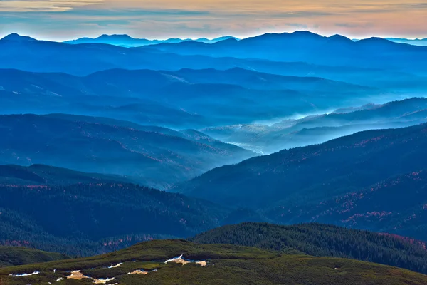 Vista Montanha de Inverno com Montanhas Remotas Foggy — Fotografia de Stock