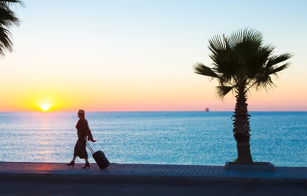 Persona viajando Mujer caminando por el callejón tropical al amanecer —  Fotos de Stock