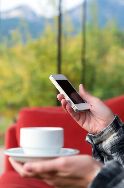 Person holding Coffee Mug and Telephone at Hotel Lobby — Stock Photo, Image