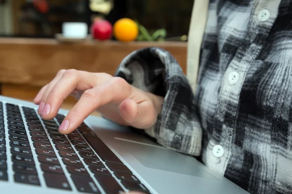 Imagem de perto do computador e mão da pessoa tocando teclado — Fotografia de Stock