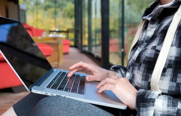 Imagem de perto do computador e mão da pessoa tocando teclado — Fotografia de Stock