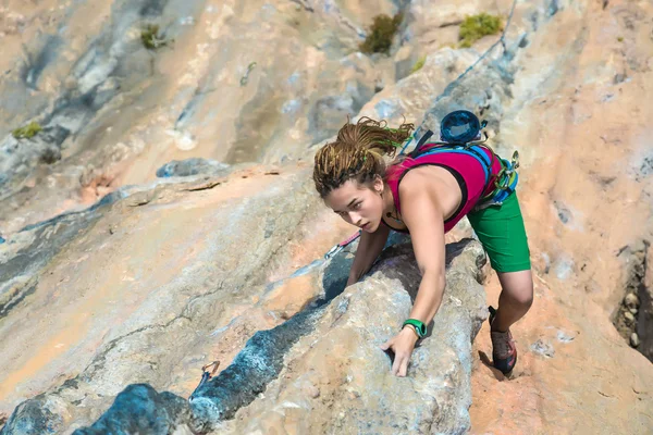 Genç dağcı dik renkli kayalık duvar kurşun tırmanma artan — Stok fotoğraf