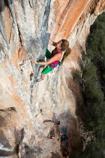 極端なスポーツ選手ぶら下げカラフルな岩壁を高 — ストック写真