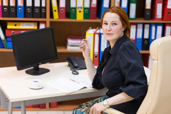 Retrato de la mujer de negocios sonriente sentada en silla ejecutiva —  Fotos de Stock