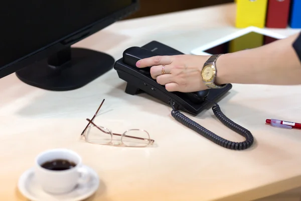 Biznes osoba ręka biorąc telefon biuro — Zdjęcie stockowe