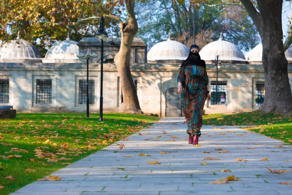 Jeune femme musulmane marchant dans le parc — Photo