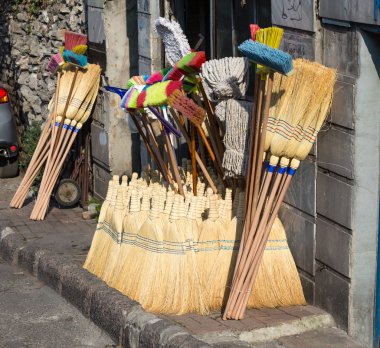 Geleneksel ev temizlik maddeleri satan sokak perakende çıkış
