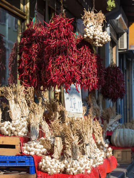 Street Retail Outlet selling Pepper and Garlic — Stock Photo, Image