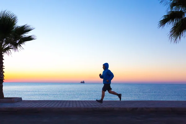 Homme sportif faisant du jogging sur le front de mer faisant Morning Fitness — Photo