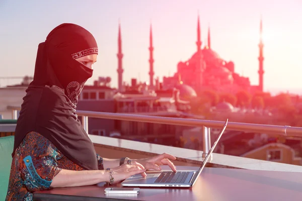 Retrato da bela mulher árabe trabalhando no computador — Fotografia de Stock