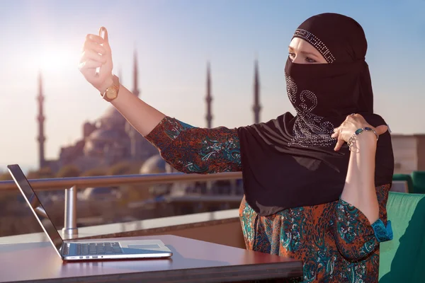 Senhora de Preto Hijab Segurando Telefone — Fotografia de Stock