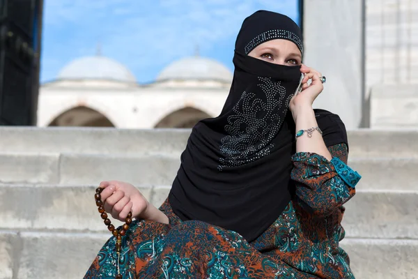 Усміхаючись Арабська жінка, розмовляємо по телефону — стокове фото