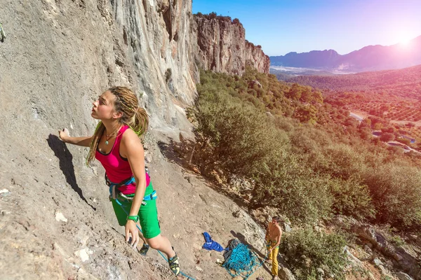 Young talented Female Rock Climber ascending rocky Wall — 图库照片