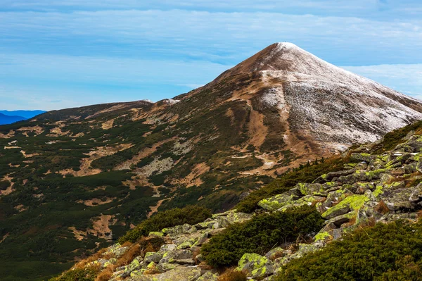 Bergblick mit grünen Steinen im Vordergrund — Stockfoto