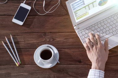 Ahşap Resepsiyon havai görünümü bilgisayarda çalışan adam