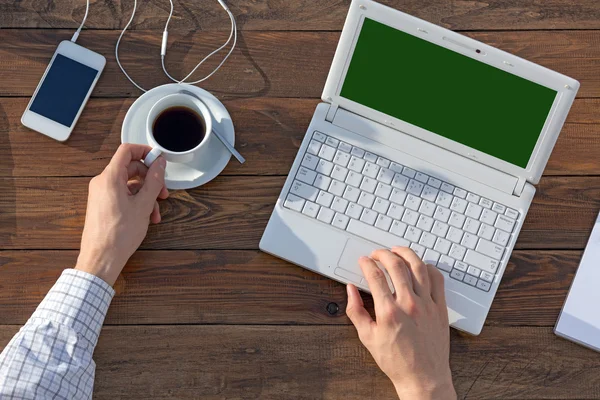 Man aan het werk op Computer op houten bureau overhead uitzicht — Stockfoto