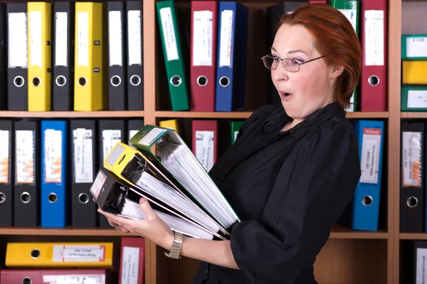 Biznes dama posiadający duży stos folderów Office — Zdjęcie stockowe