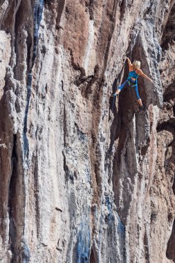 Genç dağcı dik renkli kayalık duvar kurşun tırmanma artan 