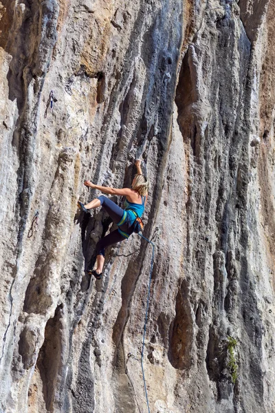 Escalador de roca joven ascendente empinado colorido rocoso pared plomo escalada — Foto de Stock